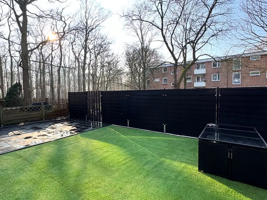 Professionelle Gartenpflege - Komplette Gartenanlage mit gepflegtem Rollrasen und Sichtschutz