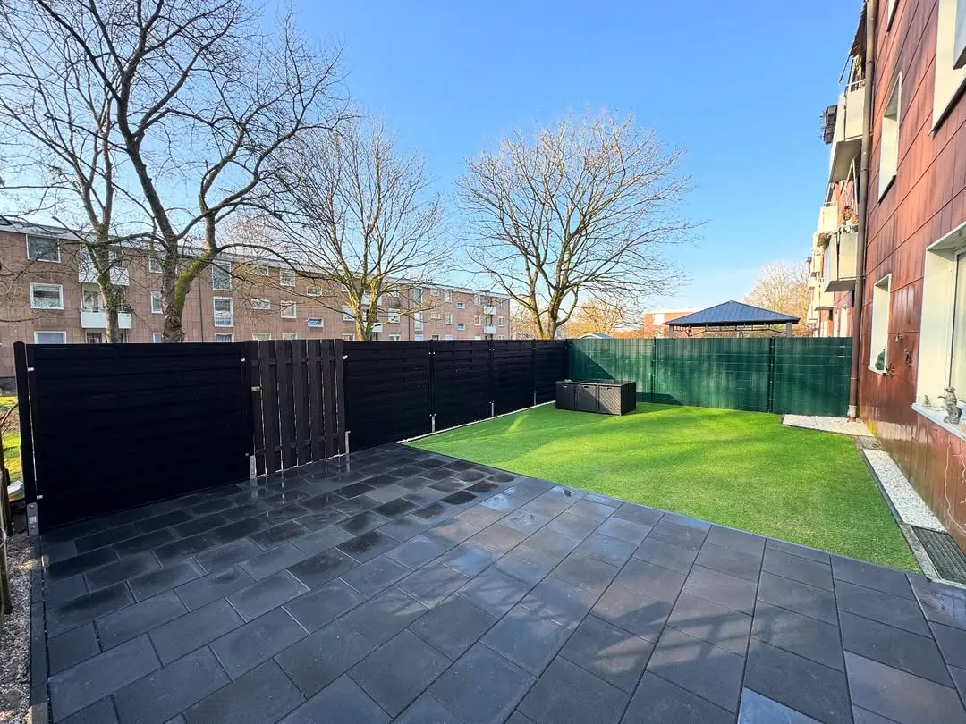 Professioneller Garten- und Landschaftsbau - Moderne Terrasse mit Rollrasen und stilvollem Design
