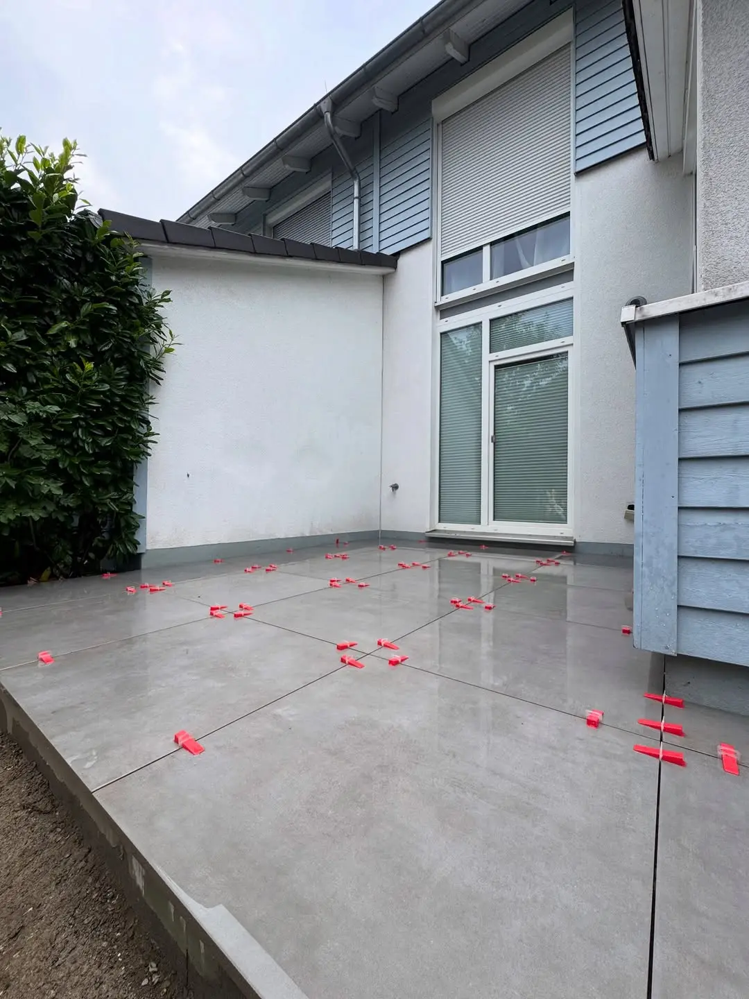 Heimsteinbau Team bei der Terrassenbau-Arbeit - Professionelle Ausführung mit Qualitätsanspruch