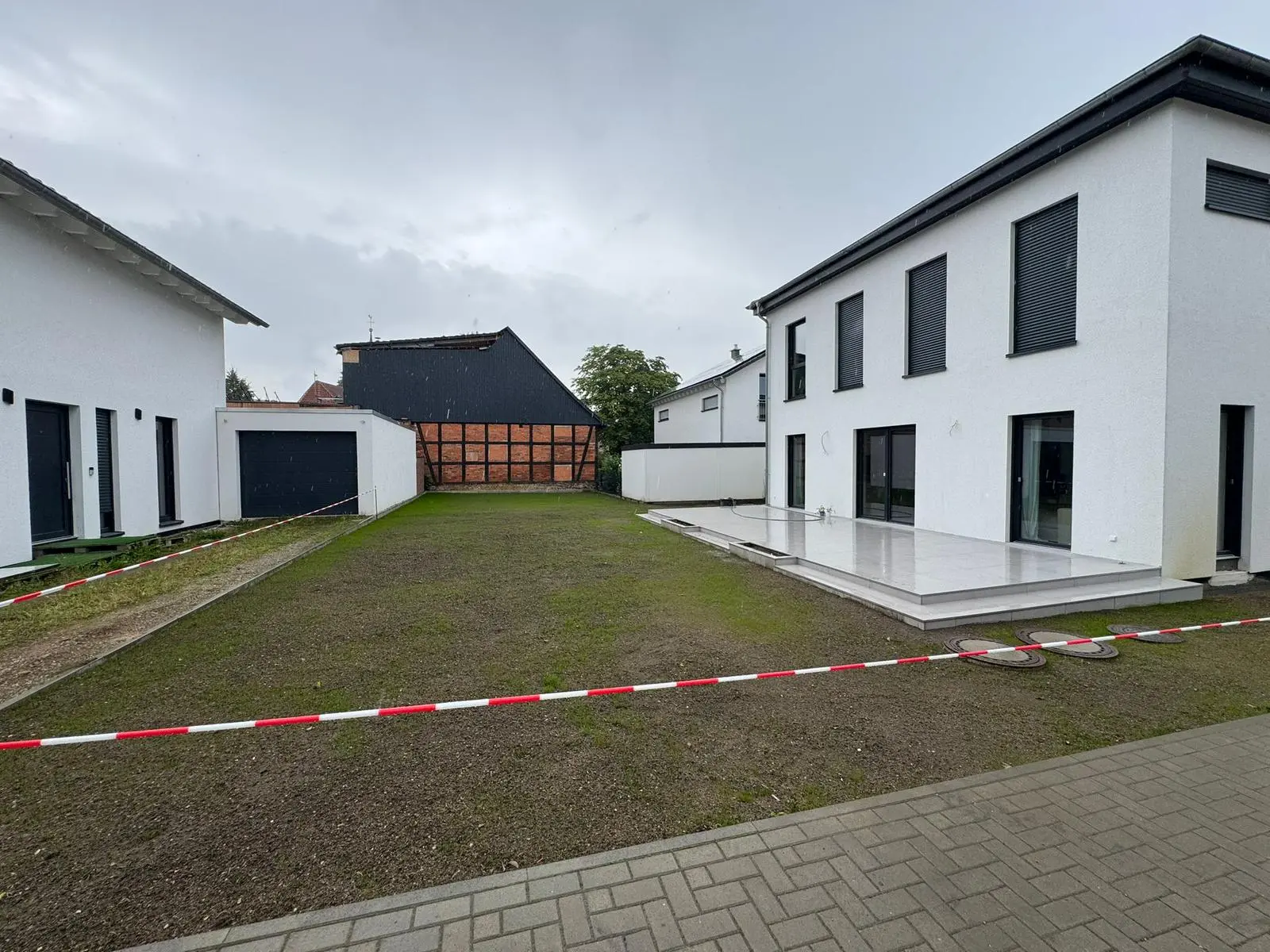 Professionell gestalteter Garten mit Terrasse und Rollrasen von Heimsteinbau