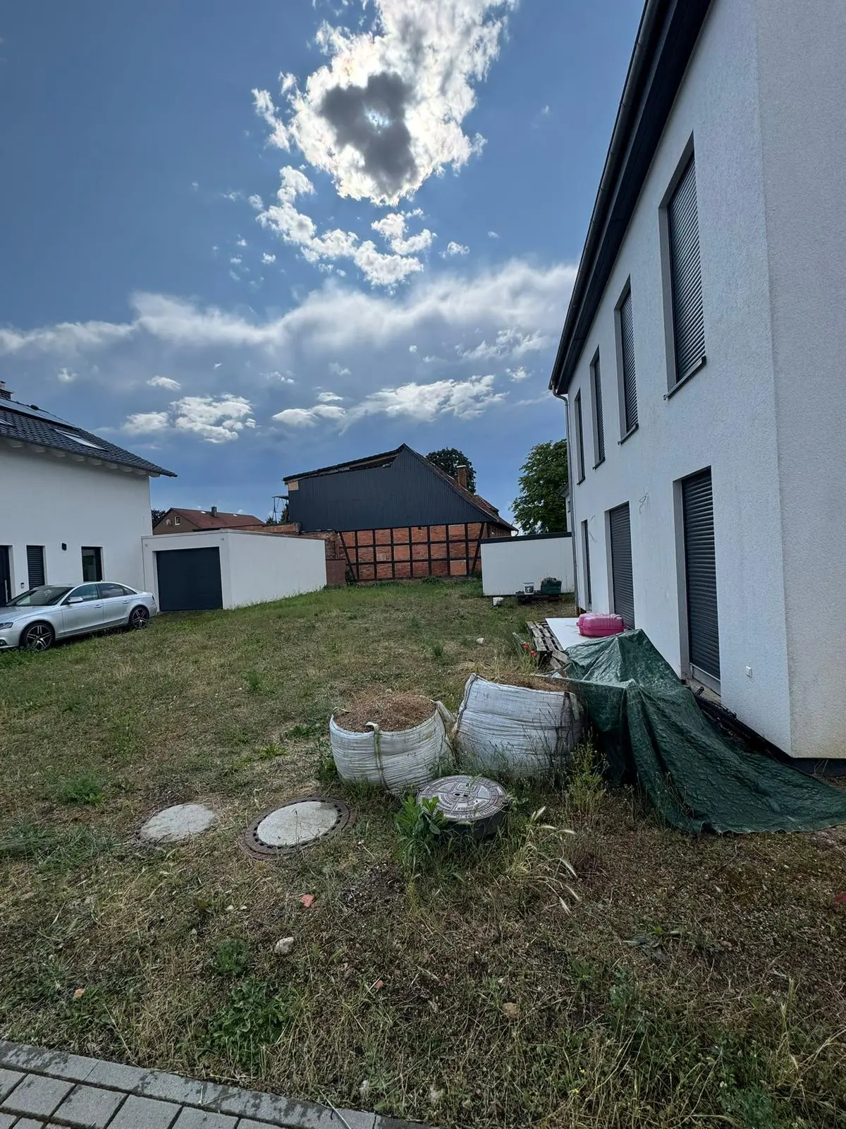 Ungestalteter Garten vor der Bearbeitung durch Heimsteinbau