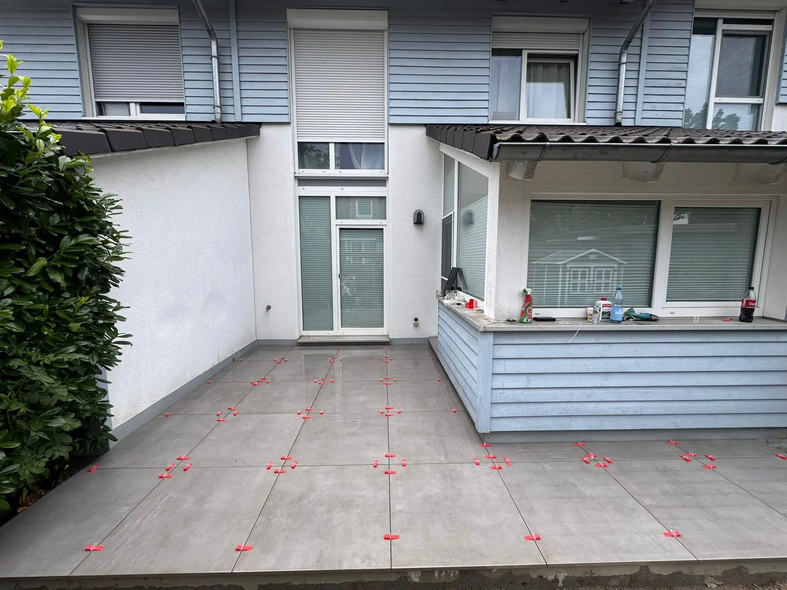 Fertige Terrasse mit großformatigen Platten und präziser Verlegung