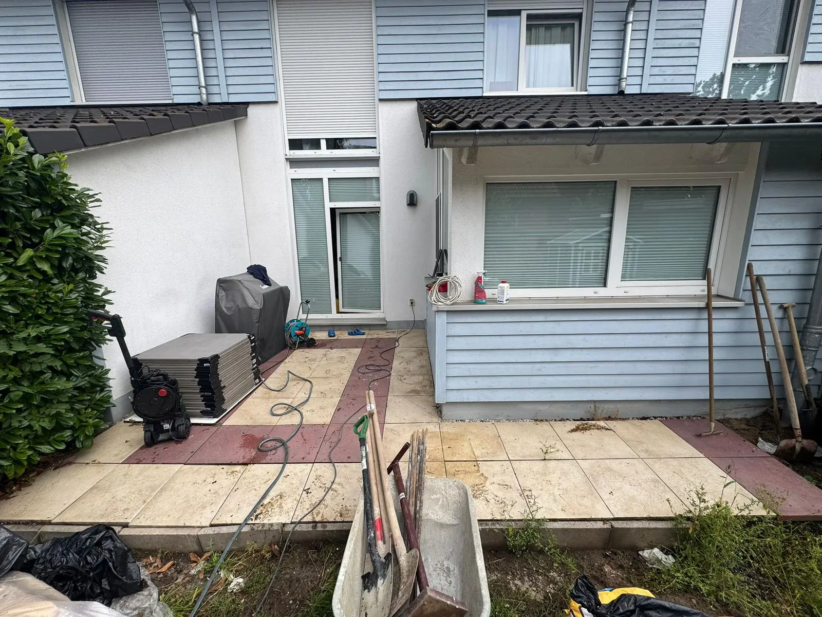 Baustelle vor dem professionellen Terrassenbau